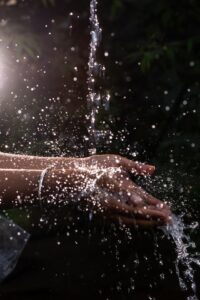 eau qui coule sur des mains