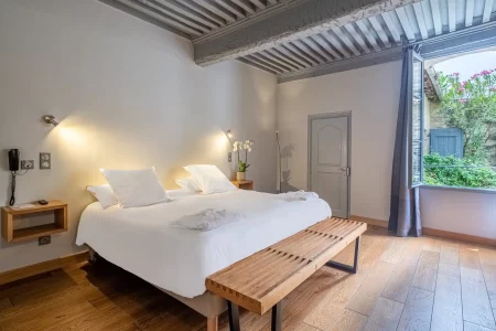 5-boutique-hotel-entraigues-uzes-languedoc-roussillon-gard-occitanie-chambre-3-personnes-lit-double–canape-1-hd-2-copie-2048×1355 5-boutique-hotel-entraigues-uzes-languedoc-roussillon-gard-occitanie-chambre-3-personnes-lit-double--canape-1-hd-2-copie-2048x1355